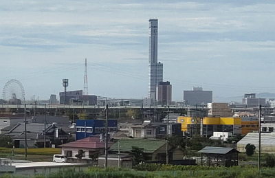 SiSりんくうタワービルの外観。真ん中の高い建物がSiSりんくうタワービルです。