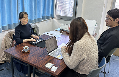 シークでのインタビューの写真。右手にシークの担当者2人の後姿、左手に大阪府ITステーション 幸田が対面で座ってインタビューを行いました。