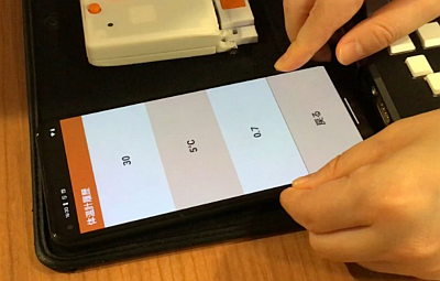 Ubitonヘルスウォッチアプリの体温計画面。10の位、1の位、小数点以下、移動部分の4分割の画面です。