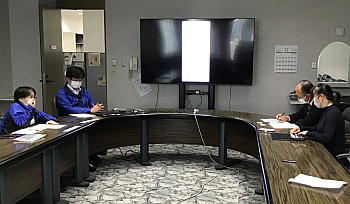 会議テーブルをはさんで、左側に研究所職員、右側にITステーションが座りました。