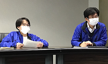 なび坂アプリの開発担当者。左側に女性の特別研究員、小坂さん。右側に男性技師、中村さんが座っています。