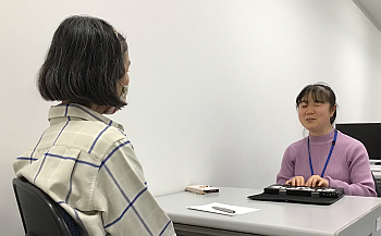 Ｍさんのインタビュー風景。左側背面がＭさん。右側に対面しているのがITステーション幸田です。