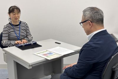 【写真】テーブルをはさんで手前が安藤さん、奥が幸田
