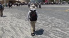東ゲート広場を歩く画像