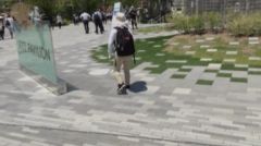 予定時間を気にしてつぶやく画像