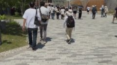 会場内を歩く画像