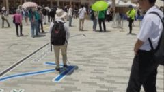 大阪ヘルスケアパビリオンに向かって歩く画像