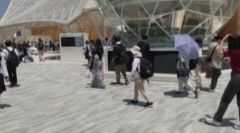 会場内を歩く画像