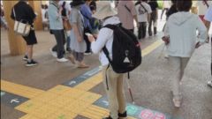 コードをスキャンしている画像
