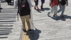 小学生の列と交錯する画像