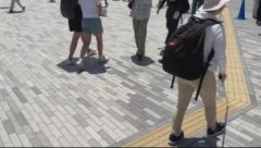 やや左に点字ブロックが曲がっている画像