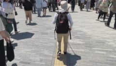 会場内を進んでいる画像