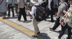 パビリオンを待つ列に並走する形で進む画像