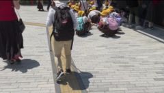 小学生が待機でしゃがんでいる画像