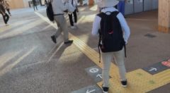 分岐点で左に曲がる画像