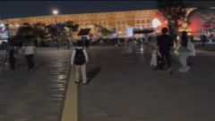 西ゲートを抜けて進んでいる画像