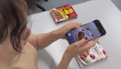 【写真】対象商品にカメラを向ける