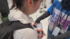 ヘッドセットを手渡し説明する画像