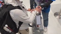 手をとってハンドルに触らせる画像