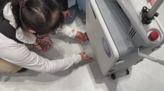 駆動輪に触れる画像