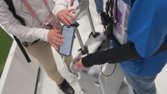 上部後部にあるスマートフォンに触れる画像