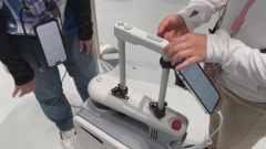 ハンドル下部のタッチセンサーに触れる画像