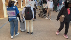 センサーに関する説明を受ける画像