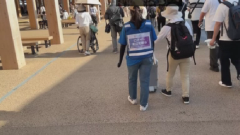 歩きながらの説明の画像