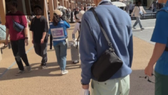 奥から警備ロボットが近づいてくる画像