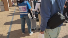 警備ロボットと対峙した画像