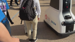 警備ロボットが迂回する画像
