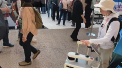 パビリオン前に行列ができている様子の画像