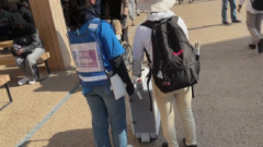 周囲の状況をAIスーツケースに確認してもらう画像