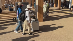 質問を受け答えしながら歩く画像