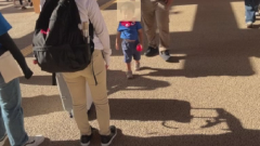 小さい子が前を行く画像