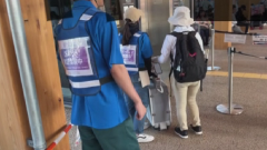 2階（屋上）に上がるエレベータ―前で待機する画像