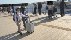 板葺きでガタガタするスーツケースの画像