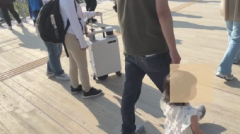 横を通り過ぎる子の画像