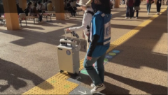 点字ブロックをスムースに横切る画像