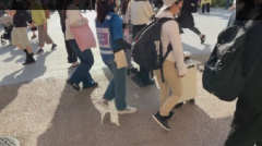 人通りの多いリング下周回道を歩く画像