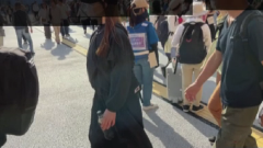 横切る人に立ち止まり続ける画像