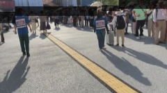 広場を進む画像