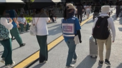 人通りが激しい中を歩く画像