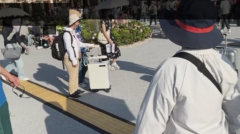 あちこちから行きかう人々の画像