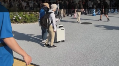 人の流れの空いたところで動き始める様子の画像