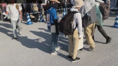 最終地点近く。行列と往来が折り重なる最も込み合ったところ