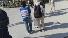 人通りに反応してなかなか動けない画像