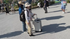 人を避けてあちこち進む画像