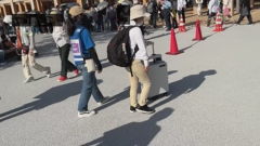 人通りが途切れ、順調に進む画像