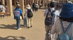 たまらずアテンドに質問する画像